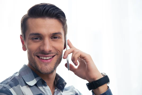 전화 통화는 웃는 남자의 초상화 — 스톡 사진