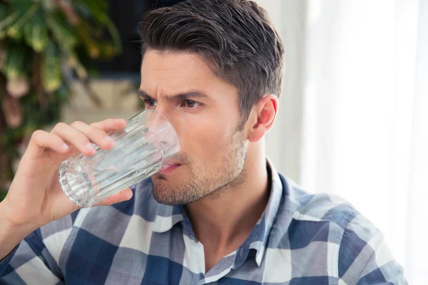 Der Mensch trinkt Wasser — Stockfoto