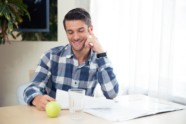 Retrato de un hombre feliz comprobando facturas — Foto de Stock