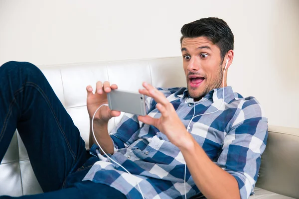 Funny man playing on smartphone — Stock Photo, Image