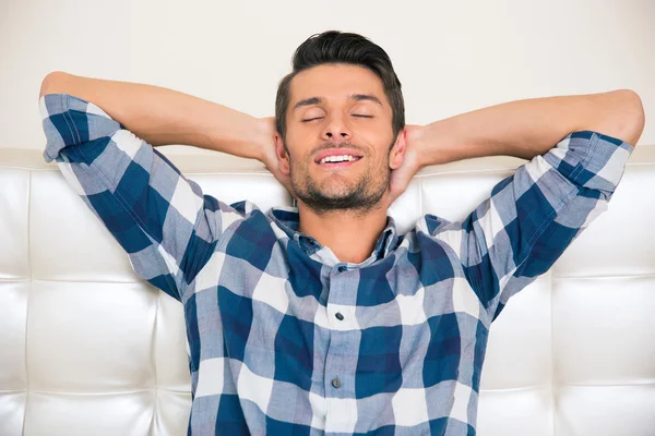 Mannen vilar på soffan hemma — Stockfoto