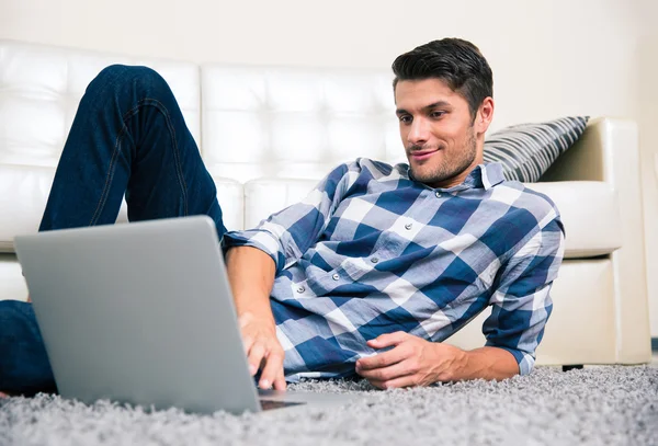 Homem usando laptop no chão — Fotografia de Stock