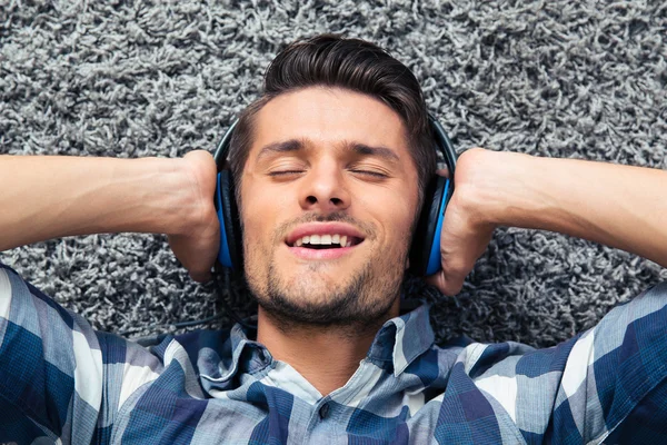 Homem ouvindo a música — Fotografia de Stock