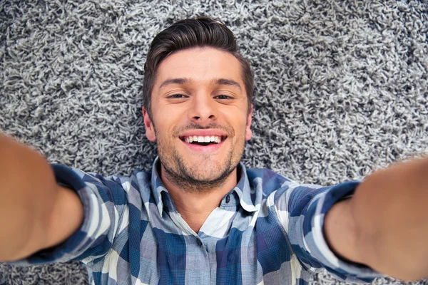 Hombre haciendo foto selfie en casa — Foto de Stock