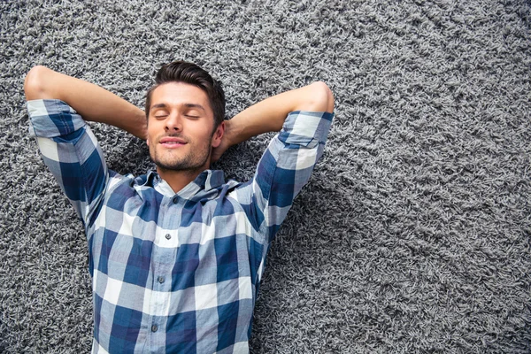 Hombre durmiendo en el suelo —  Fotos de Stock