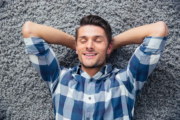 Uomo che riposa sul pavimento a casa — Foto Stock