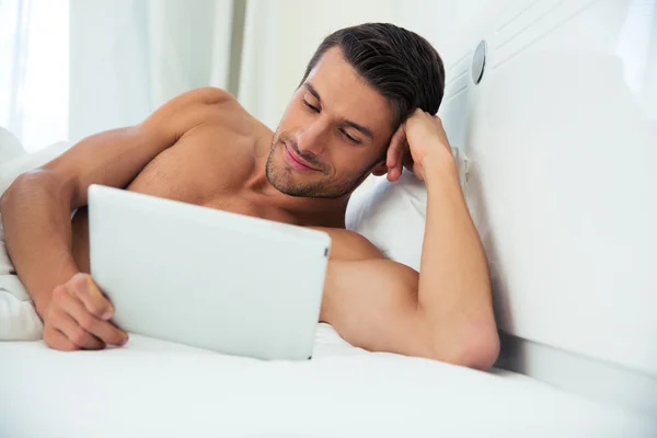 Sorrindo homem usando tablet computador — Fotografia de Stock