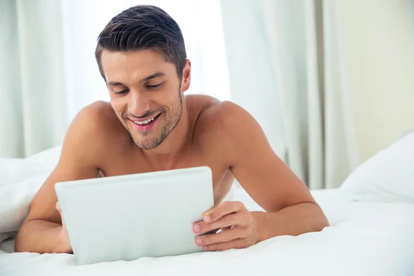 Sonriendo hombre desnudo usando tableta — Foto de Stock