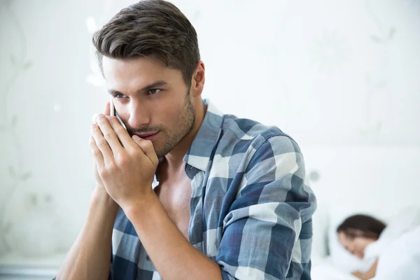 Hombre hablando por teléfono — Foto de Stock