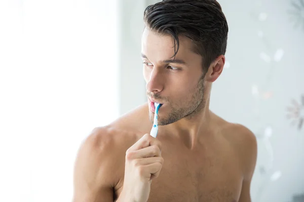 Stilig man borsta tänderna — Stockfoto