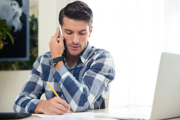 Mannen som pratar i telefon — Stockfoto