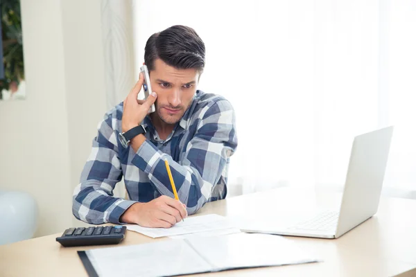 Homme parlant au téléphone — Photo