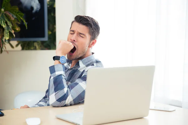 Retrato de un hombre aburrido bostezando — Foto de Stock