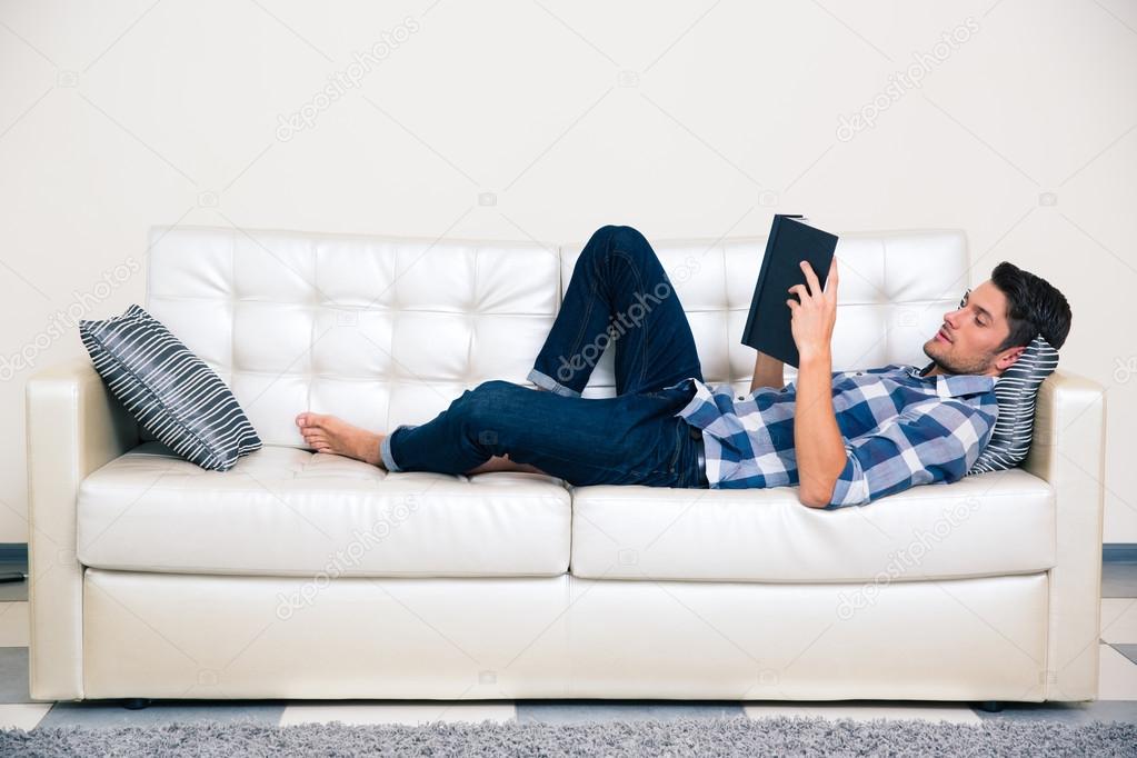 Парень наслаждается одногруппницей на диване