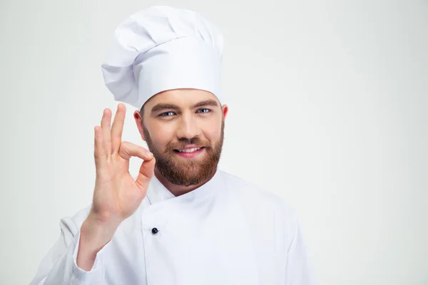 Улыбающийся повар-мужчина показывает знак ОК — стоковое фото