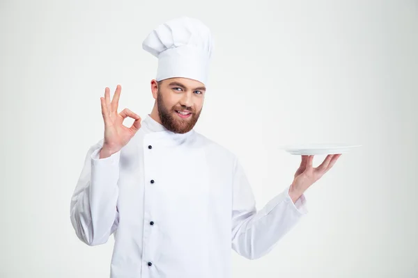 Άνδρας σεφ δείχνει εντάξει σημάδι και άδειο plat — Φωτογραφία Αρχείου