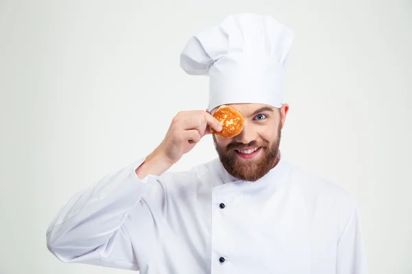 Mannelijke chef kok die betrekking hebben op zijn oog met pannenkoek — Stockfoto