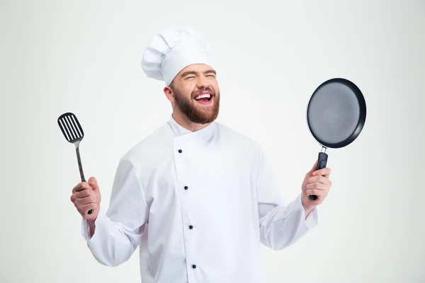 Riant cuisinier homme cuisinier tenant cuillère et poêle — Photo