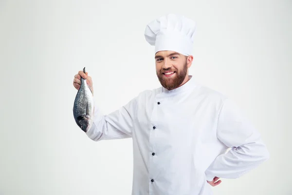 Retrato de um cozinheiro feliz macho segurando peixe — Fotografia de Stock