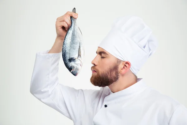 Erkek aşçı yemek taze balık kokulu — Stok fotoğraf