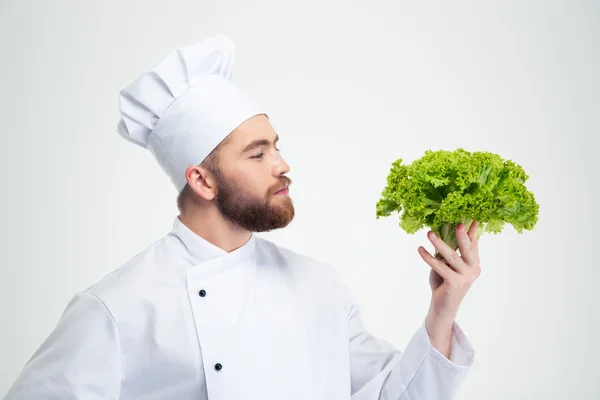 Portréja egy jóképű férfi szakács szakács gazdaság saláta — Stock Fotó