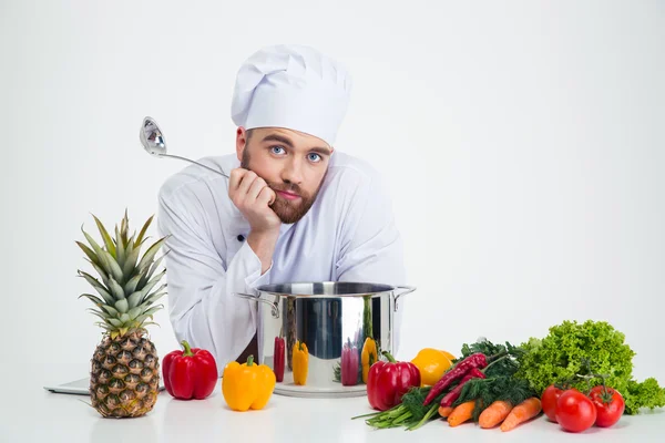 テーブルの上の野菜と男性シェフ料理 — ストック写真