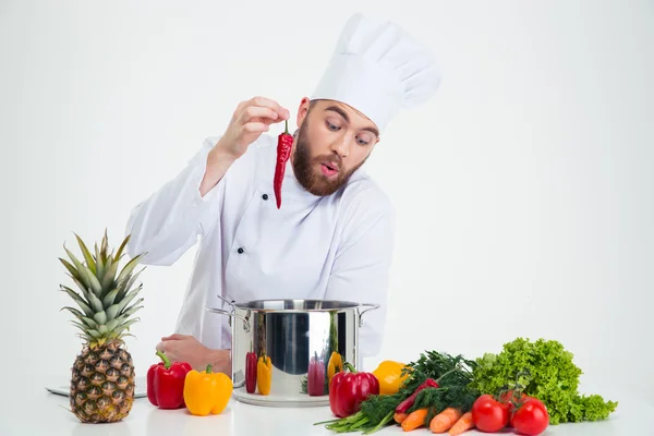 Retrato de um jovem cozinheiro chef preparando sopa — Fotografia de Stock