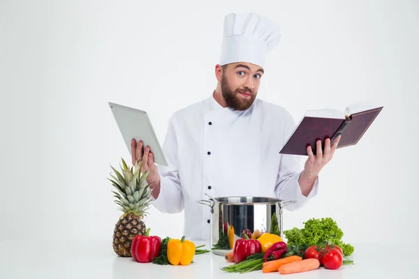 Αρσενικό σεφ μάγειρας κρατώντας υπολογιστή δισκίο και receipe boo — Φωτογραφία Αρχείου