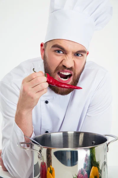 Bucătar bucătar bucătar care deține piper roșu — Fotografie, imagine de stoc