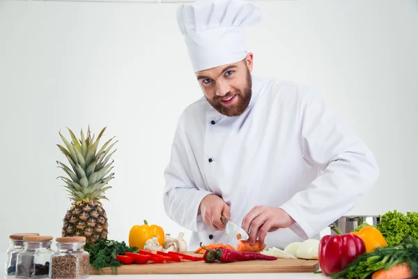Chef macho feliz cozinhar legumes de corte — Fotografia de Stock