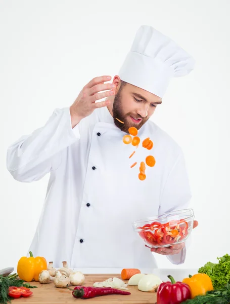 Αρσενικό σεφ μάγειρας προετοιμασία σαλάτα — Φωτογραφία Αρχείου