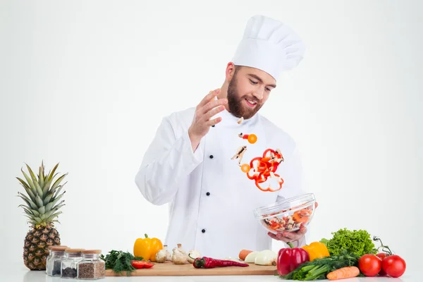 Boldog férfi főszakács előkészítése saláta — Stock Fotó