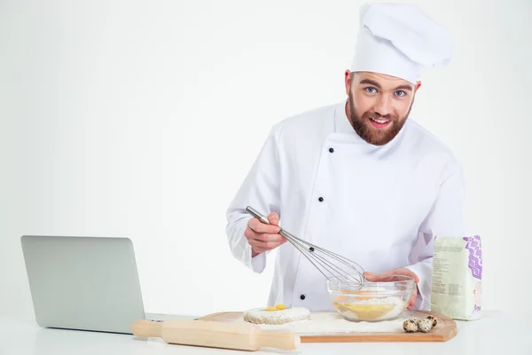 Sorrindo cozinheiro cozinheiro masculino cozinheiro com laptop — Fotografia de Stock