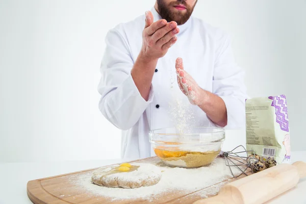 Mãos masculinas preparando massa para pastelaria — Fotografia de Stock