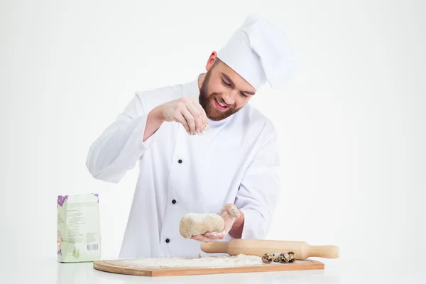 Портрет пекаря, готовящего тесто для выпечки — стоковое фото
