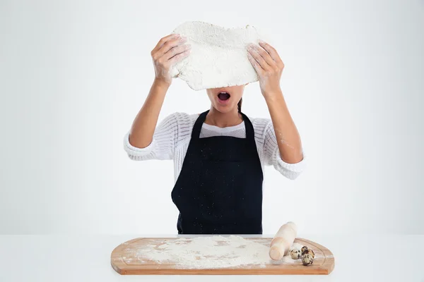 Mujer sorprendida preparando masa para pastelería —  Fotos de Stock