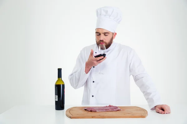 喝葡萄酒的男性厨师厨师的肖像 — 图库照片