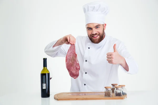 男厨师做饭抱着新鲜的肉和拇指现身 — 图库照片
