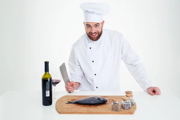 Portréja egy mosolygó férfi szakács szakács előkészítő hal — Stock Fotó