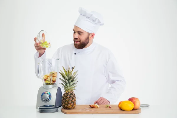 Мужчина повар-повар, использующий блендер с фруктами — стоковое фото