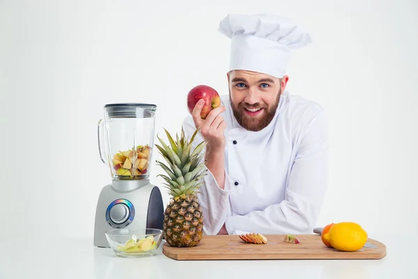 Portréja egy mosolygó férfi szakács szakács gyümölcsökkel — Stock Fotó