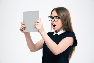 Hayran kadın tablet bilgisayar ekranında arıyor