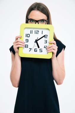 Büyük saat ile yüzünü kaplayan kadın