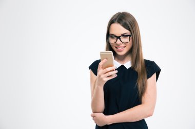 Akıllı telefon kullanan bir gülümseyen kız portresi