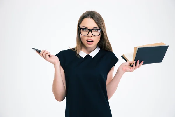 Frau hält Buch und Smartphone in der Hand — Stockfoto