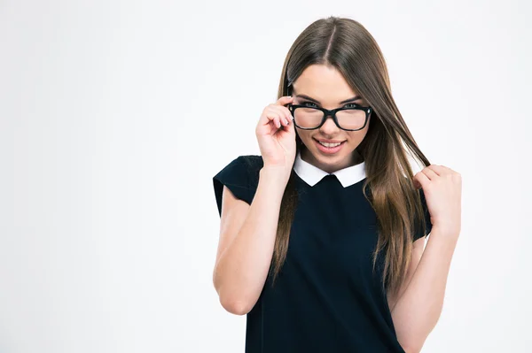 Femme heureuse en lunettes regardant la caméra — Photo