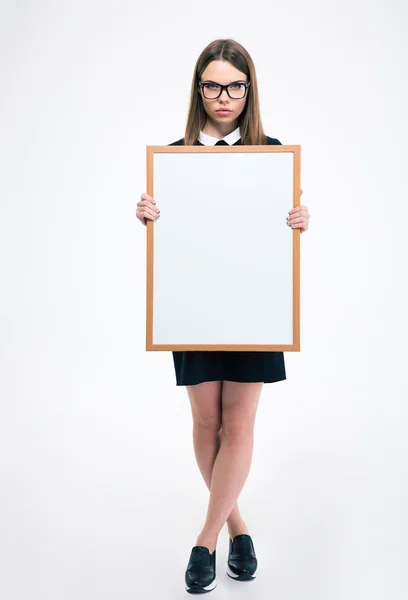 Estudiante seria sosteniendo tablero en blanco — Foto de Stock