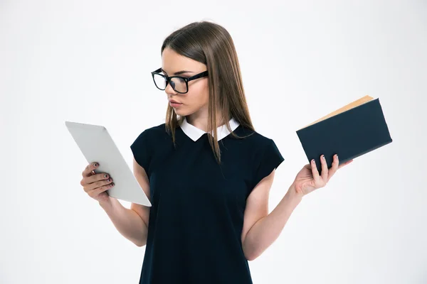 Női hallgató közötti választás tabletta számítógép és könyv — Stock Fotó