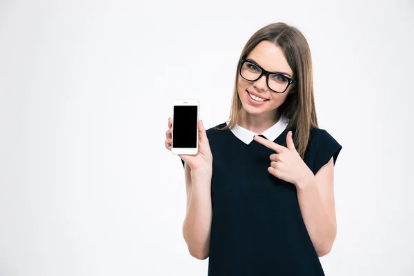 Женщина указывает пальцем на пустой экран смартфона — стоковое фото