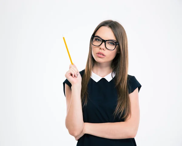 Bella studentessa in occhiali che tiene la matita — Foto Stock